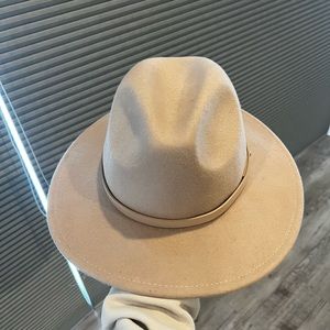 Free People hat in light pink